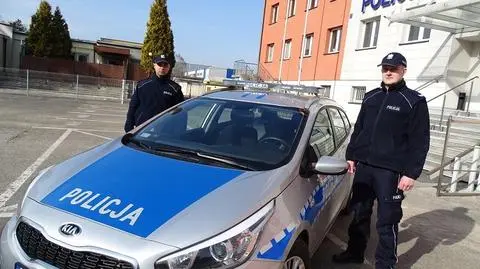 Chłopczyk połknął płyn do czyszczenia toalet. Policjanci eskortowali go do szpitala