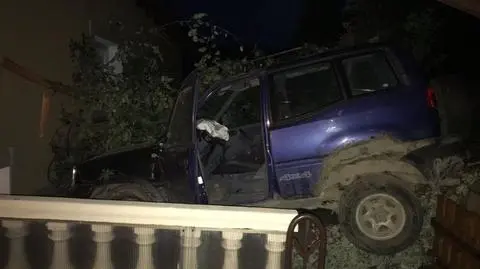 Obudził ich hałas. Patrzą przez okno, a na tarasie stoi samochód