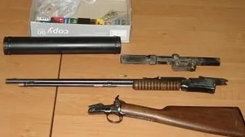 Znalazł strzelbę w lesie