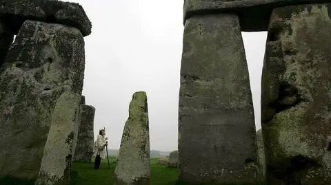 Stonehenge - błotniste pole w pobliżu autostrady