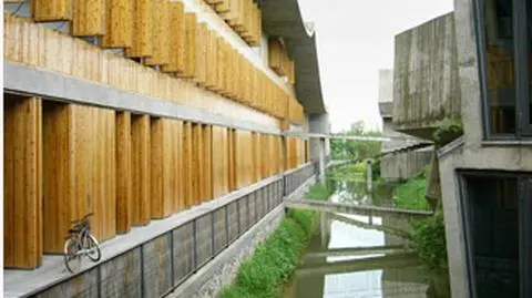 Buduje z cegieł z rozbiórki. Dostał architektonicznego Nobla