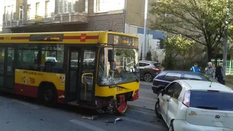Autobus wpadł w dwa samochody w centrum Łodzi