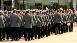 Służby mundurowe mają kojarzyć się z neisieniem pomocy