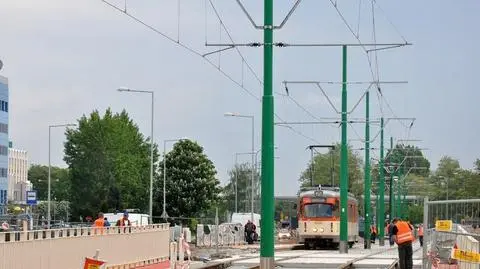 Torowisko w maju, tramwaje w październiku. 
"Dla bezpieczeństwa pasażerów"