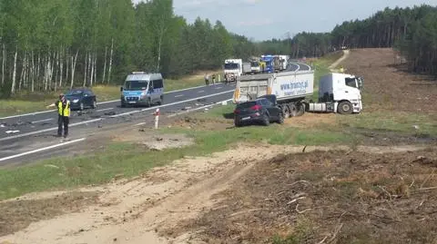 Zderzenie osobówki z ciężarówką, zginął kierowca
