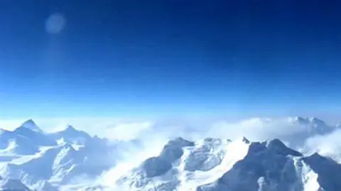 Widok ze szczytu liczącego 8068 m