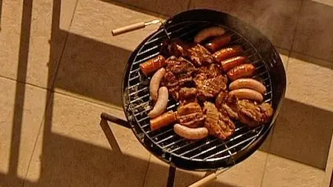 Majówka z grillem na balkonie? Legalna, ale...