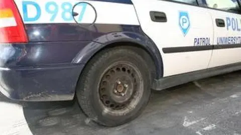 Okradli radiowóz pod komisariatem