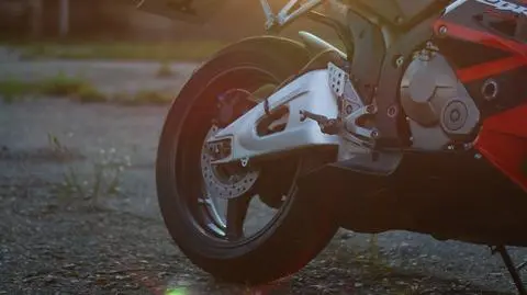 Motocykliście nie udało się uciec przed policją