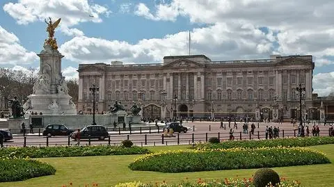 Kolejny incydent w Pałacu Buckingham. 
Straż powaliła na ziemię syna królowej