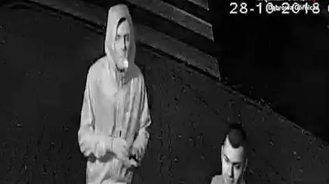 Bili "z główki" i pięściami. Szuka ich policja, jest nagranie
