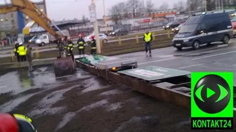 Koparka zrzuciła tablice znad jezdni