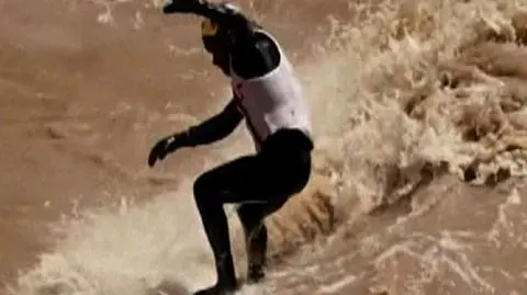 Surfing po rwącej rzece
