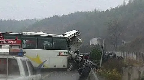 0401 |We wtorek, w wyniku wypadku, do którego doszło w środkowo-południowej prowincji Chin (Hunan) zginęło 13, 41 zostało rannych, w tym dziewięć z nich jest w stanie ciężkim - poinformował rzecznik lokalnych władz. (APTN)