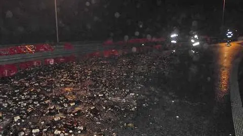 Ciężarówki zgubiły ładunek. Tysiące litrów piwa na drogach