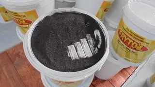 Papierosy przysypane były czarnym piaskiem