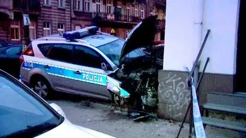 Wymusił pierwszeństwo. Radiowóz w ścianie