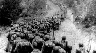 Kolumny piechoty sowieckiej wkraczające do Polski