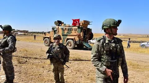Amerykańscy i tureccy żołnierze na wspólnym patrolu na północy Syrii