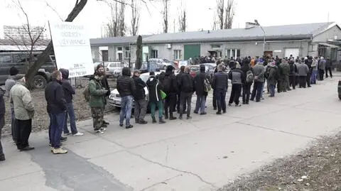 Chętni na sprzęt wojskowy ustawiali się w kolejce od godz. 4