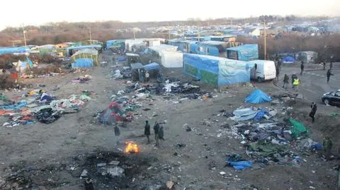 W Calais mieszkają tysiące migrantów i uchodźców (mat