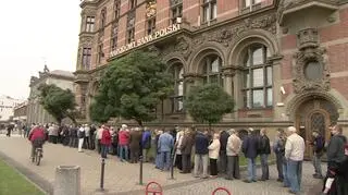 Kilkaset osób czekało na żubra