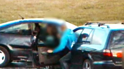 W Legnicy dwaj mężczyźni jeździli po parkingu hipermarketu i czyhali na nieuwagę innych kierowców