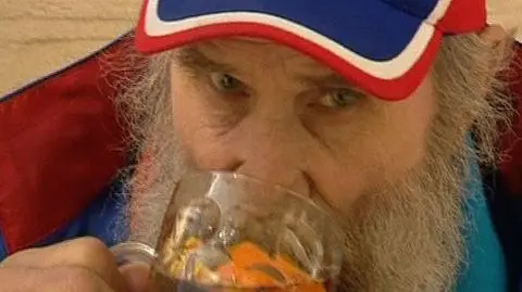 Stuletni maratończyk z fajką i piwkiem