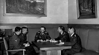 Narada szefów służb Hitlera. Od prawej: Heinrich Mueller, Reinhard Heydrich, Heinrich Himmler, Arthur Nebe, Franz Josef Huber