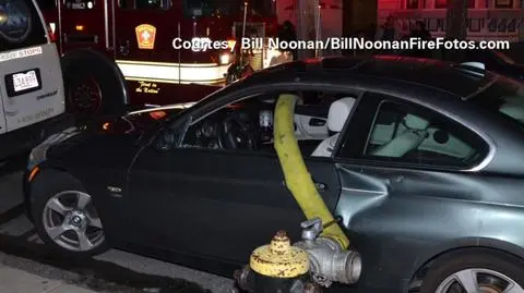 Strażacy z Bostonu niszczą BMW. Chcą dostać się do hydrantu i ugasić pożar