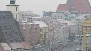 Zaśnieżone dachy przy Kazimierza Wielkiego