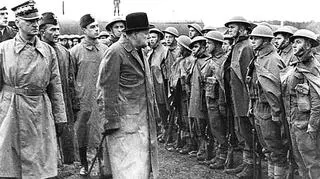 Winston Churchill wizytuje polskich żołnierzy w Anglii