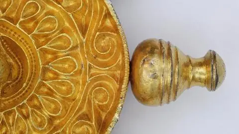 Skarb z V wieku. Srebrne pozłacane zapinki