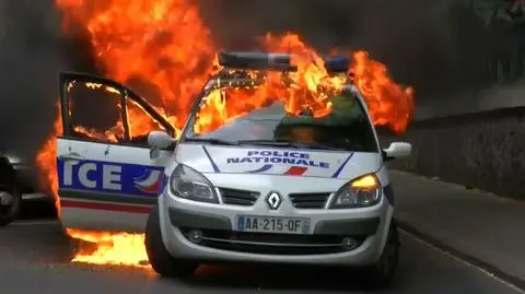 Francja. Kary więzienia dla demonstrantów, którzy podpalili radiowóz