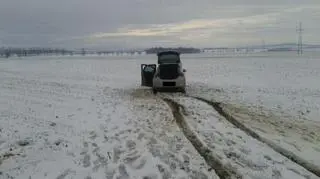 Auto utknęło na polnej drodze 