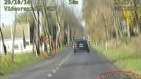 Na poboczu kobieta z wózkiem, pirat w BMW przemknął obok 147 km/h