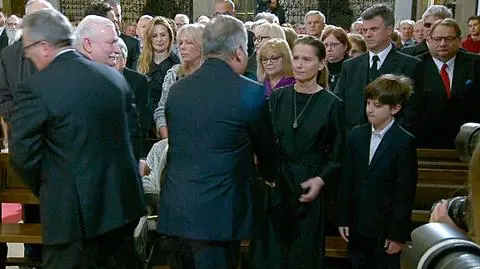 Na mszy za Wojciecha Jaruzelskiego pojawili się trzej prezydenci. Tu Aleksander Kwaśniewski wita się z córką generała