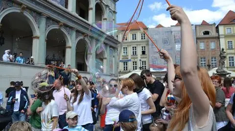 "W górę, w górę!" 
Cały rynek puszczał bańki