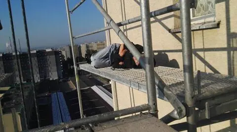 Kobieta spała na rusztowaniu na 11 piętrze