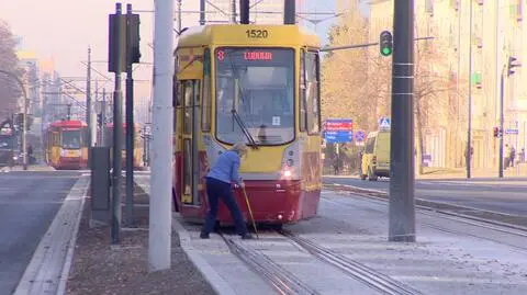 Trasa WZ w Łodzi: motorniczy i tak z "wajchą" do zwrotnicy.