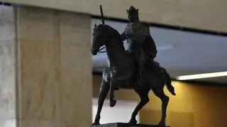 Miniatura pomnika Przemysła II stanęła w holu Urzędu Wojewódzkiego