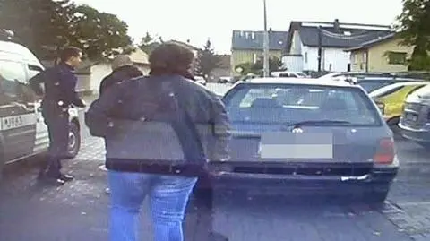 Kierowca zgłosił policji, że przed nim jedzie pijany mężczyzna