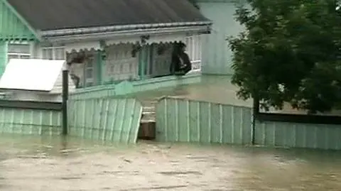 Setki osób uciekają przed powodzią