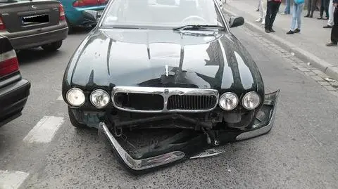 Wjechał pod prąd i rozbił jaguara