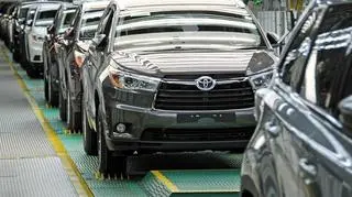 Toyota wprowadzi system, który wykorzystuje kamerę wykrywającą białe i żółte oznakowanie namalowane na jezdni