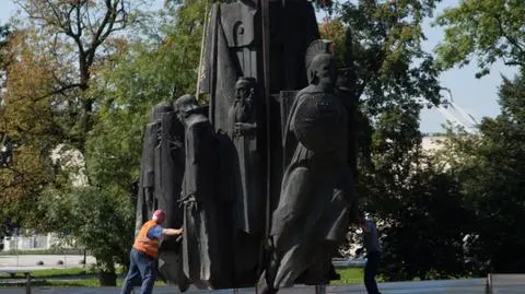 Przesunęli pomnik Wyspiańskiego. "Chcemy tabliczki, żeby ludzie wiedzieli, że to nie kolejny pomnik Jana Pawła II"