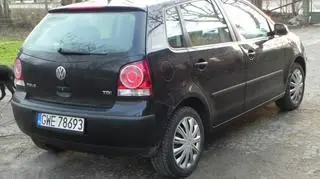 Samochód stał zaparkowany przed blokiem