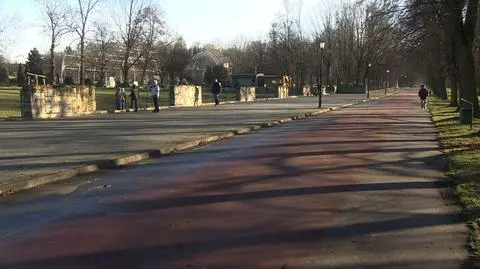 Siedzieli w samochodzie. W nocy zakradł się do nich nieznany mężczyzna i zabił nożem pasażera