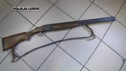 Pijany z bronią myśliwską celował w policjantów