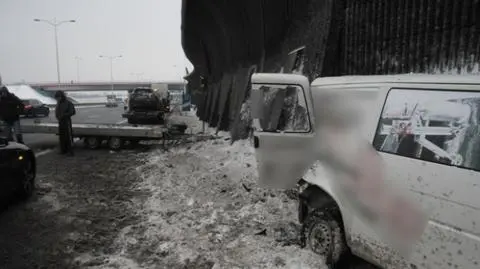 Samochód spadł z lawety i uderzył w jadące auto